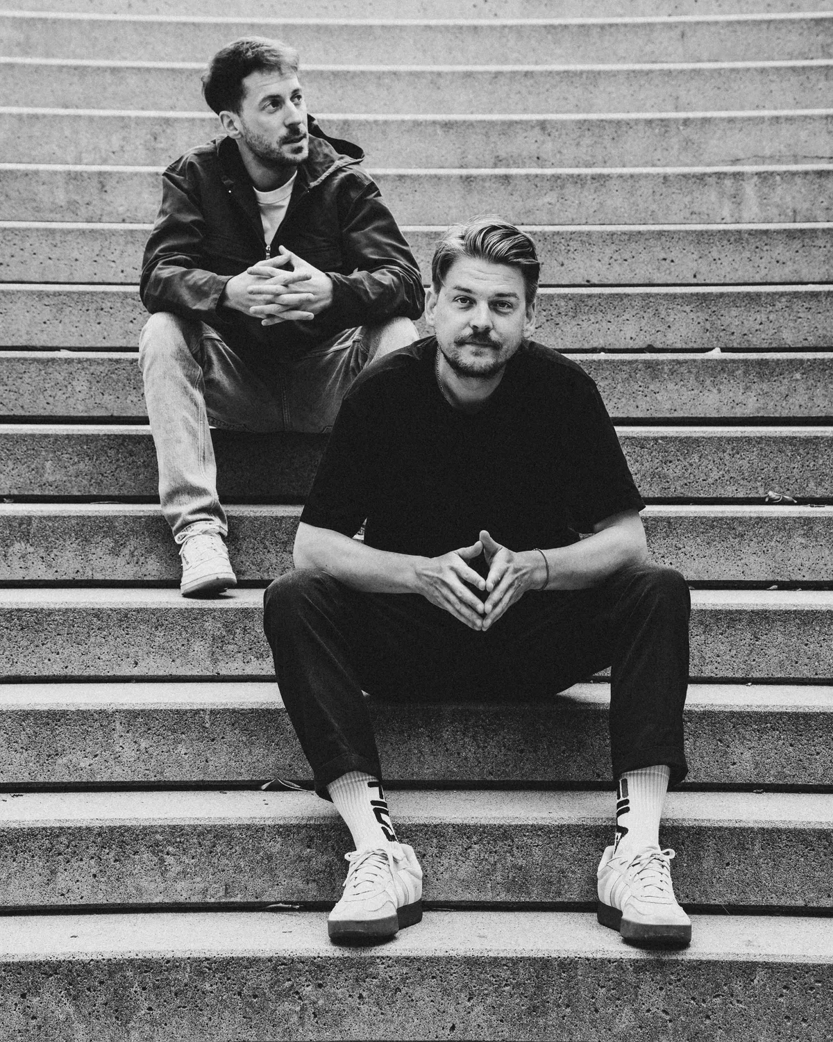 Andi Steiner und Philipp Krikava auf einer Freitreppe, Schwarz-Weiß