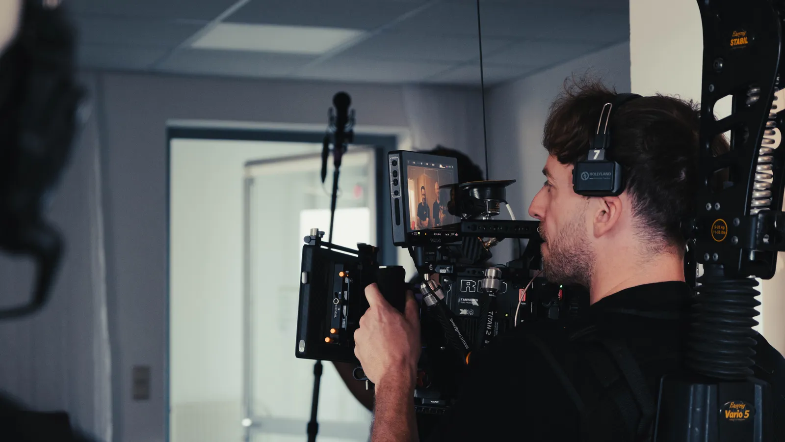 Andi Steiner im Profil am Easyrig mit Kamera